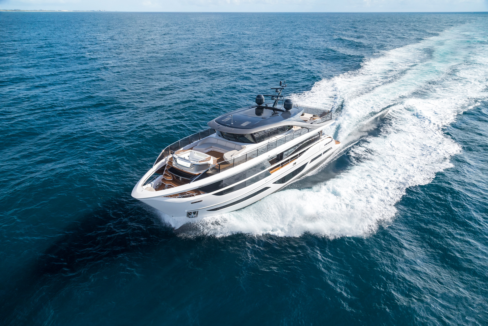 Necessary tips for beginners to know before renting a yacht